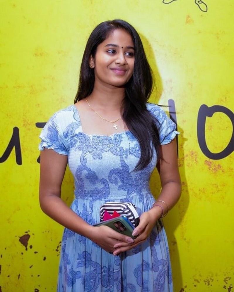 photos : வெள்ளை கவுனில் ரசிகர்களுக்கு ஹார்டின் விட்ட பார்த்திபன் பட நடிகை.. வேற லெவல் போட்டோஸ் இதோ!