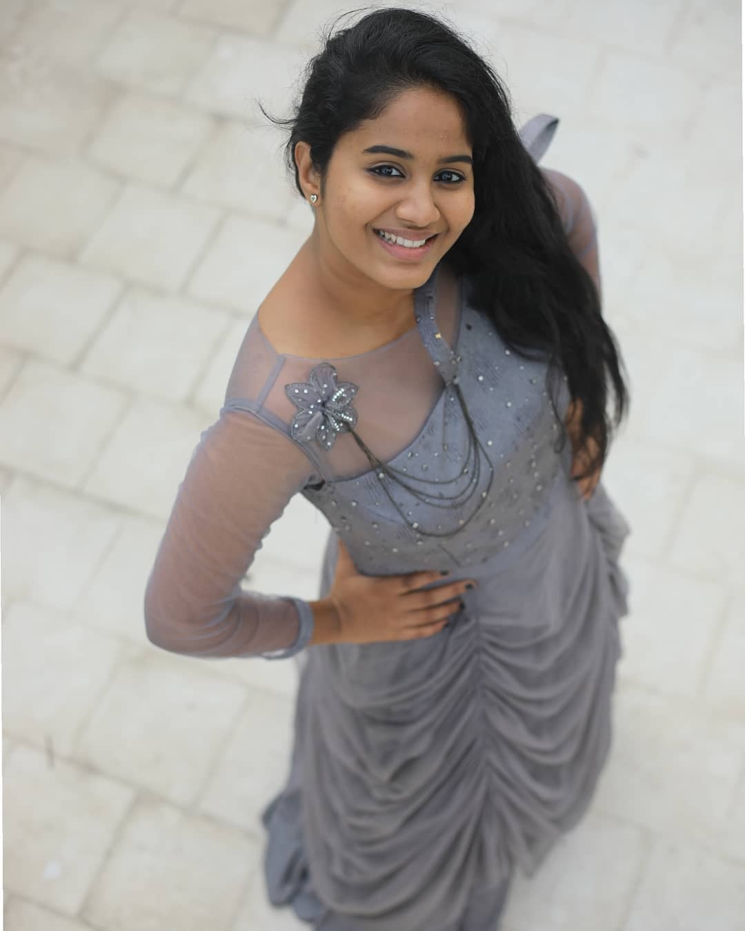 photos : வெள்ளை கவுனில் ரசிகர்களுக்கு ஹார்டின் விட்ட பார்த்திபன் பட நடிகை.. வேற லெவல் போட்டோஸ் இதோ!