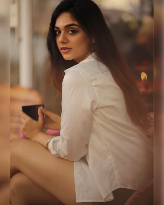 photos : வெறும் ஷர்ட்டுடன் தாறுமாறான போஸில் கலக்கும் பாவ்யா திரிகா.. வேற லெவல் போட்டோஸ் இதோ! 