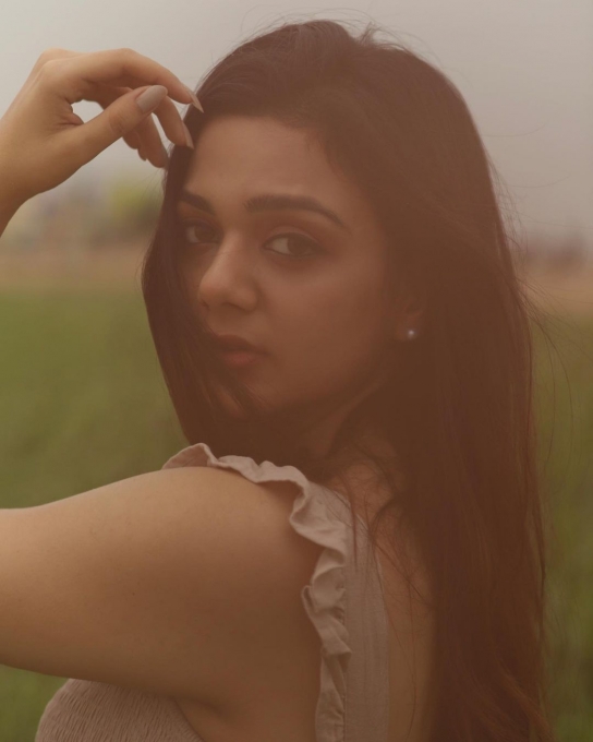 photos : வெறும் ஷர்ட்டுடன் தாறுமாறான போஸில் கலக்கும் பாவ்யா திரிகா.. வேற லெவல் போட்டோஸ் இதோ! 