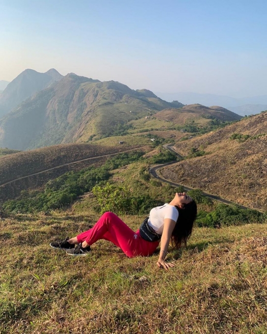 photos : வெறும் ஷர்ட்டுடன் தாறுமாறான போஸில் கலக்கும் பாவ்யா திரிகா.. வேற லெவல் போட்டோஸ் இதோ! 