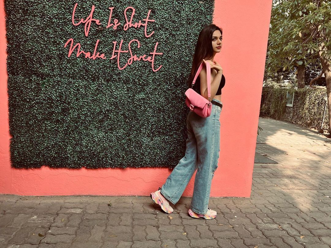 photos : வெறும் ஷர்ட்டுடன் தாறுமாறான போஸில் கலக்கும் பாவ்யா திரிகா.. வேற லெவல் போட்டோஸ் இதோ! 