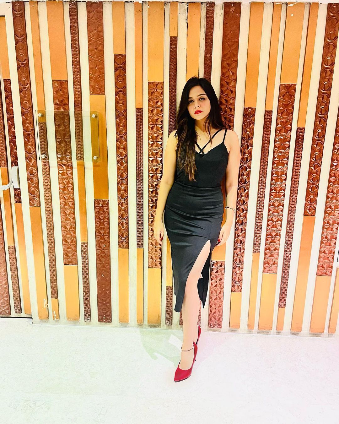 photos : வெறும் ஷர்ட்டுடன் தாறுமாறான போஸில் கலக்கும் பாவ்யா திரிகா.. வேற லெவல் போட்டோஸ் இதோ! 