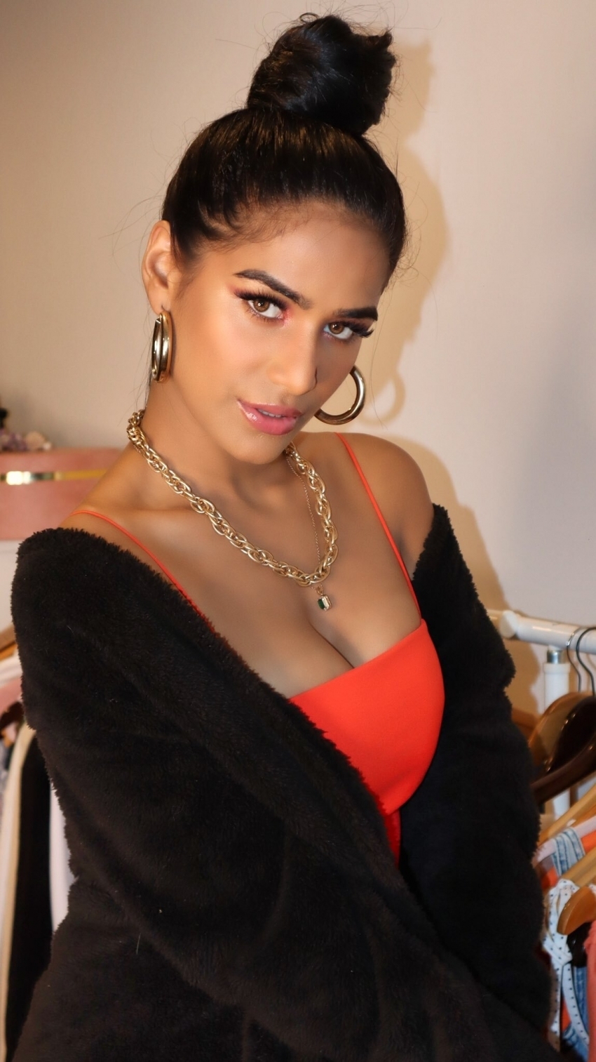 PHOTOS : பிகினியில் அப்படியொரு அழகு.. பூனம் பாண்டேவின் அசத்தல் போட்டோஸ் இதோ.. 