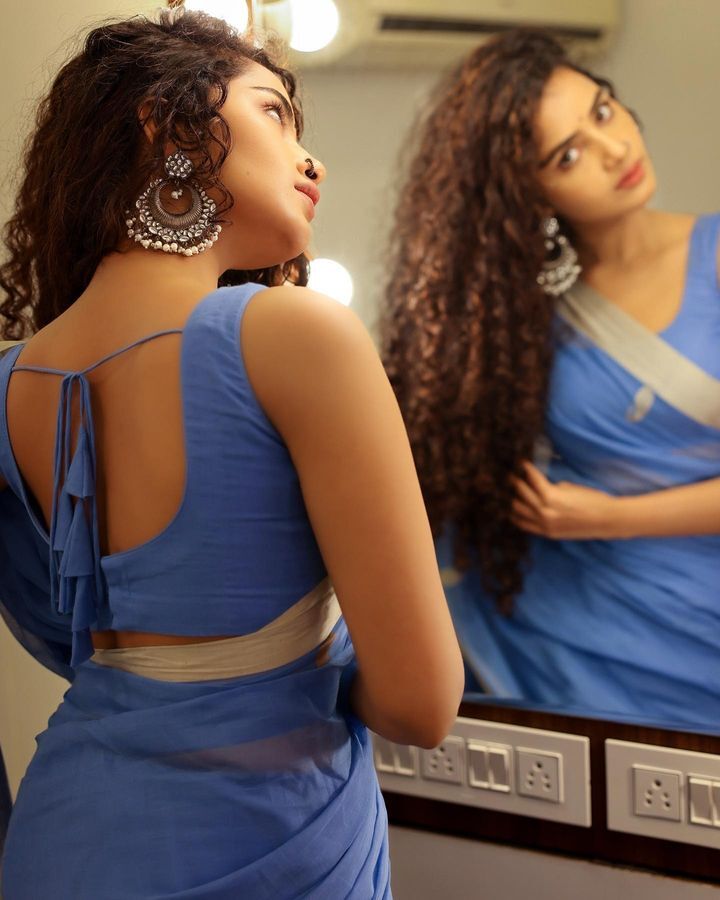 PHOTOS : அழகிய அசுர.. சேலையில் சிலையாய் நிற்கும் அனுபமா பரமேஸ்வரன்..  