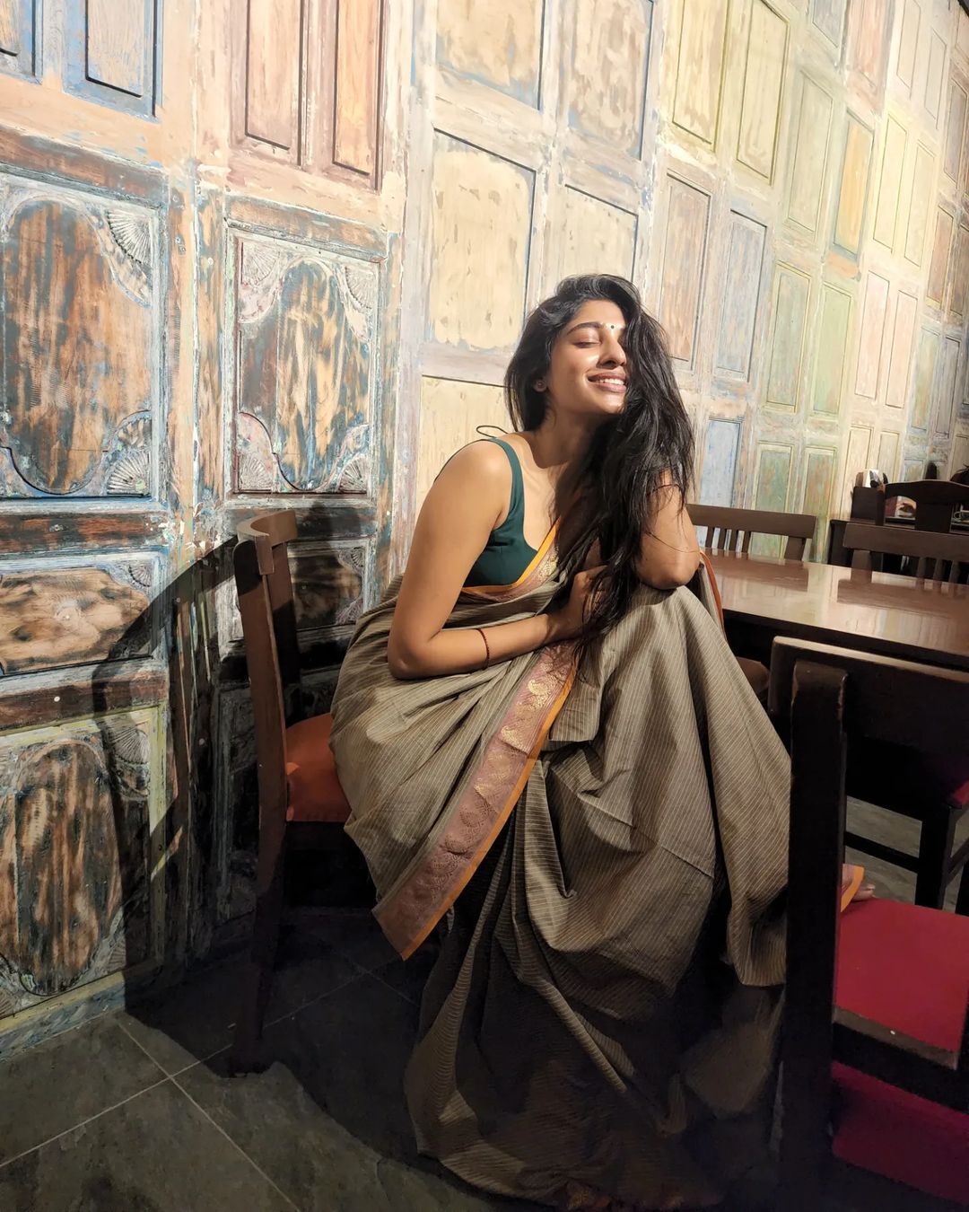 photos : மந்தார பூப்போல.. முகம் காட்டு நீ.. மாடல் அழகி ஷெர்லி பாபித்ராவின் லேட்டஸ்ட் பிக்ஸ்!