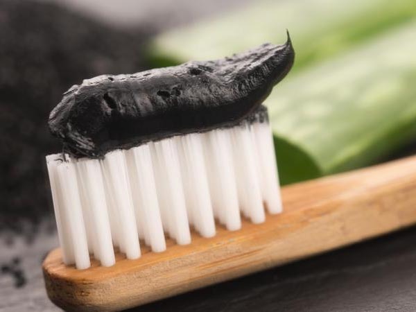 teeth whitening: ഉമിക്കരി കൊണ്ട് പല്ല് തേച്ചാല്‍ ഗുണങ്ങളേറെ, പക്ഷെ സൂക്ഷിച്ചില്ലെങ്കില്‍ പണിയാവും