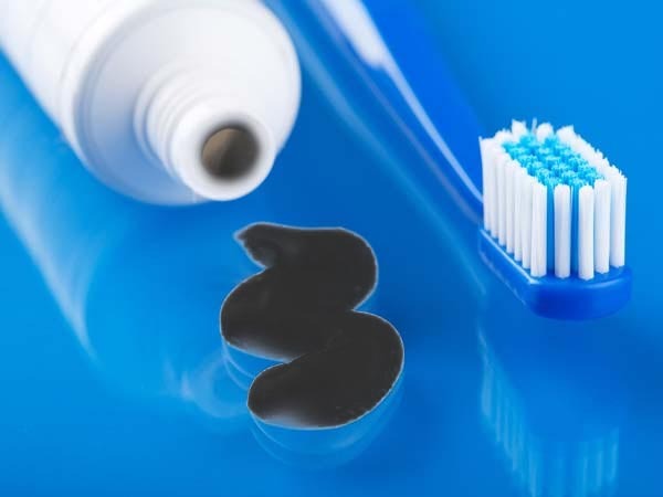 teeth whitening: ഉമിക്കരി കൊണ്ട് പല്ല് തേച്ചാല്‍ ഗുണങ്ങളേറെ, പക്ഷെ സൂക്ഷിച്ചില്ലെങ്കില്‍ പണിയാവും