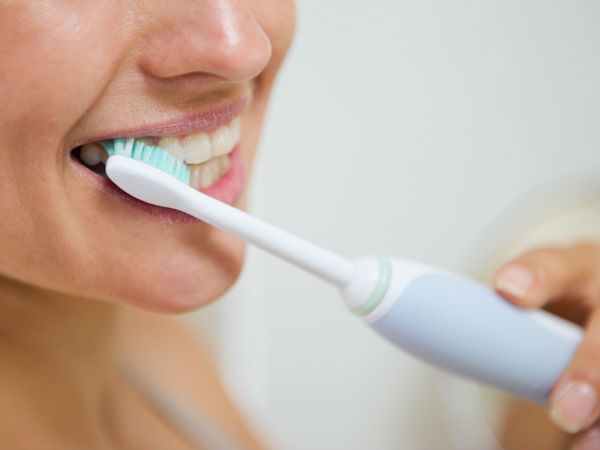 teeth whitening: ഉമിക്കരി കൊണ്ട് പല്ല് തേച്ചാല്‍ ഗുണങ്ങളേറെ, പക്ഷെ സൂക്ഷിച്ചില്ലെങ്കില്‍ പണിയാവും