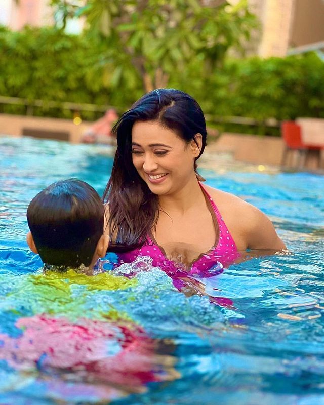 'कुछ तो शर्म करो...' 42 की उम्र में बिकिनी पहने श्वेता तिवारी ने पूल के अंदर लगाई आग यूजर्स ने किया ट्रोल 