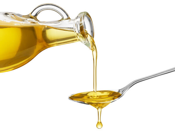 മുടികൊഴിച്ചിലിന് പരിഹാരം തേടുകയാണോ: സ്ഥിരമായി ഉപയോഗിക്കൂ ഈ 8 എണ്ണകളില്‍ ഏതെങ്കിലുമൊന്ന്