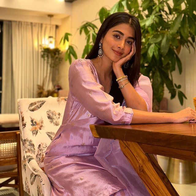 టైట్ ఫిట్ డ్రెస్‌లో పూజా హెగ్డే హాట్ అందాలు.. జోరు పెంచిన బ్యూటీ..!