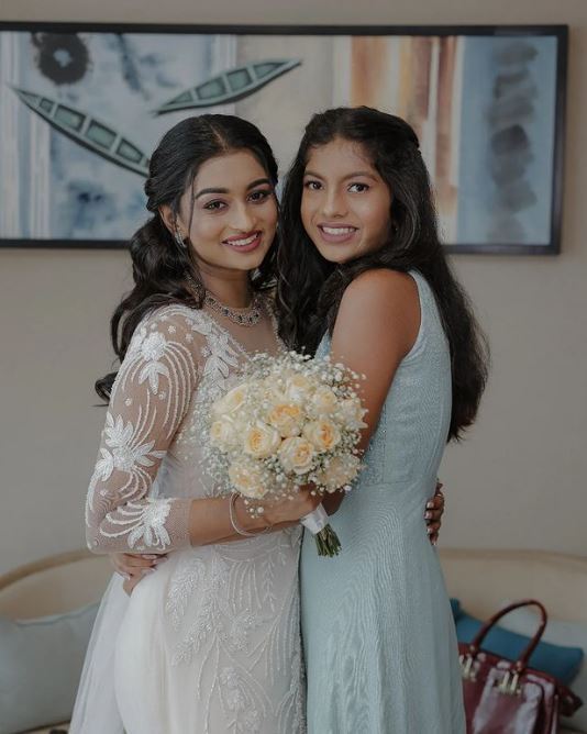 ദിലീപും മീരയും വീണ്ടും ഒരു ക്യാമറക്ക് മുന്നില്‍: മിഷല്ലെയുടെ വിവാഹം ആഘോമാക്കി താരങ്ങള്‍