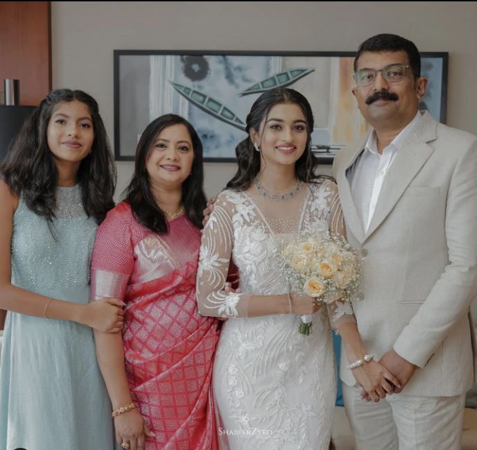 ദിലീപും മീരയും വീണ്ടും ഒരു ക്യാമറക്ക് മുന്നില്‍: മിഷല്ലെയുടെ വിവാഹം ആഘോമാക്കി താരങ്ങള്‍