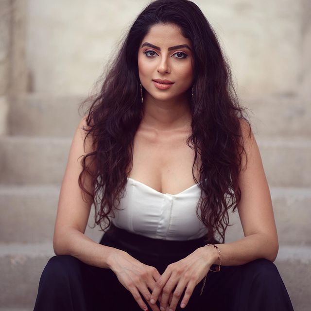 వలపుల వయ్యారాలతో హీటెక్కిస్తున్న ఏక్తా మారు.