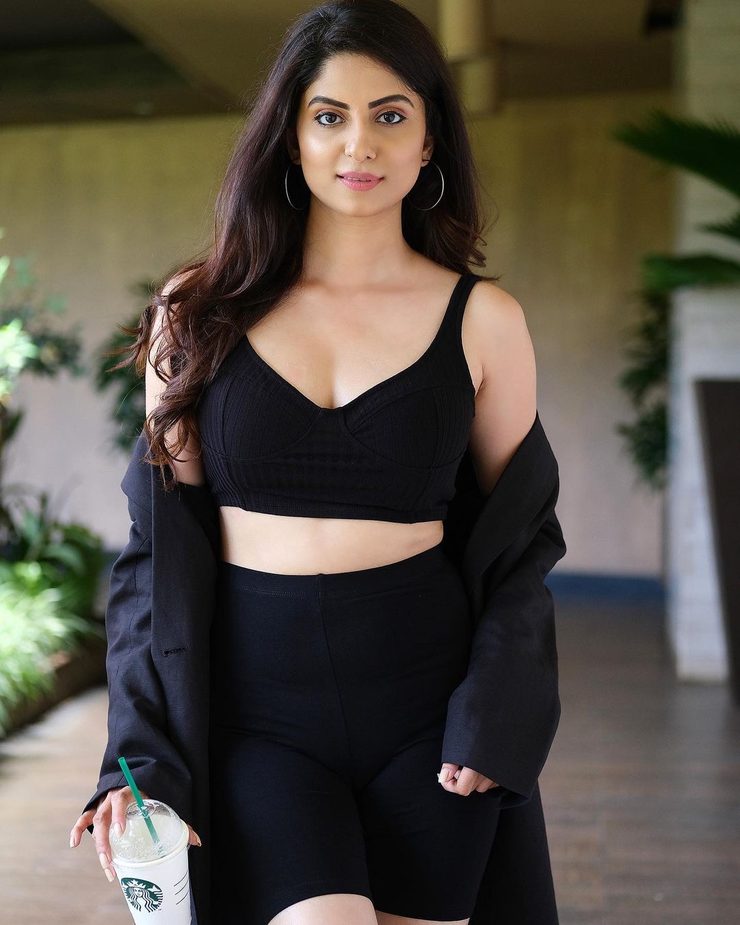 వలపుల వయ్యారాలతో హీటెక్కిస్తున్న ఏక్తా మారు.