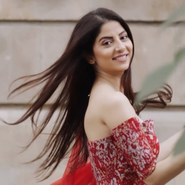 వలపుల వయ్యారాలతో హీటెక్కిస్తున్న ఏక్తా మారు.