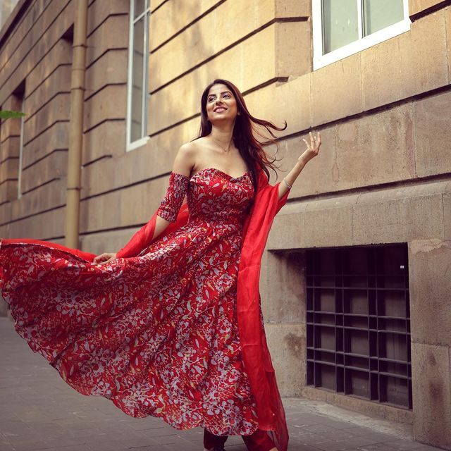 వలపుల వయ్యారాలతో హీటెక్కిస్తున్న ఏక్తా మారు.