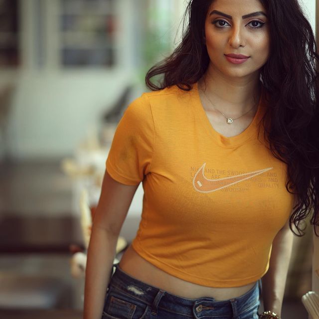 వలపుల వయ్యారాలతో హీటెక్కిస్తున్న ఏక్తా మారు.