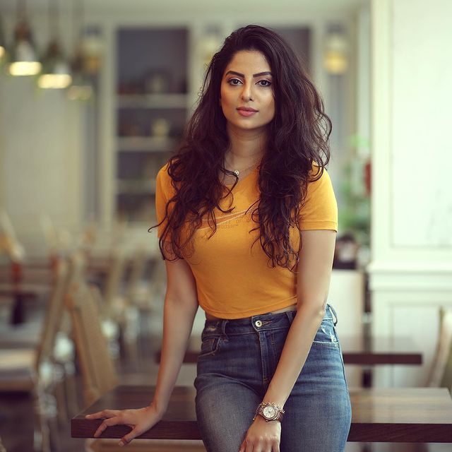 వలపుల వయ్యారాలతో హీటెక్కిస్తున్న ఏక్తా మారు.