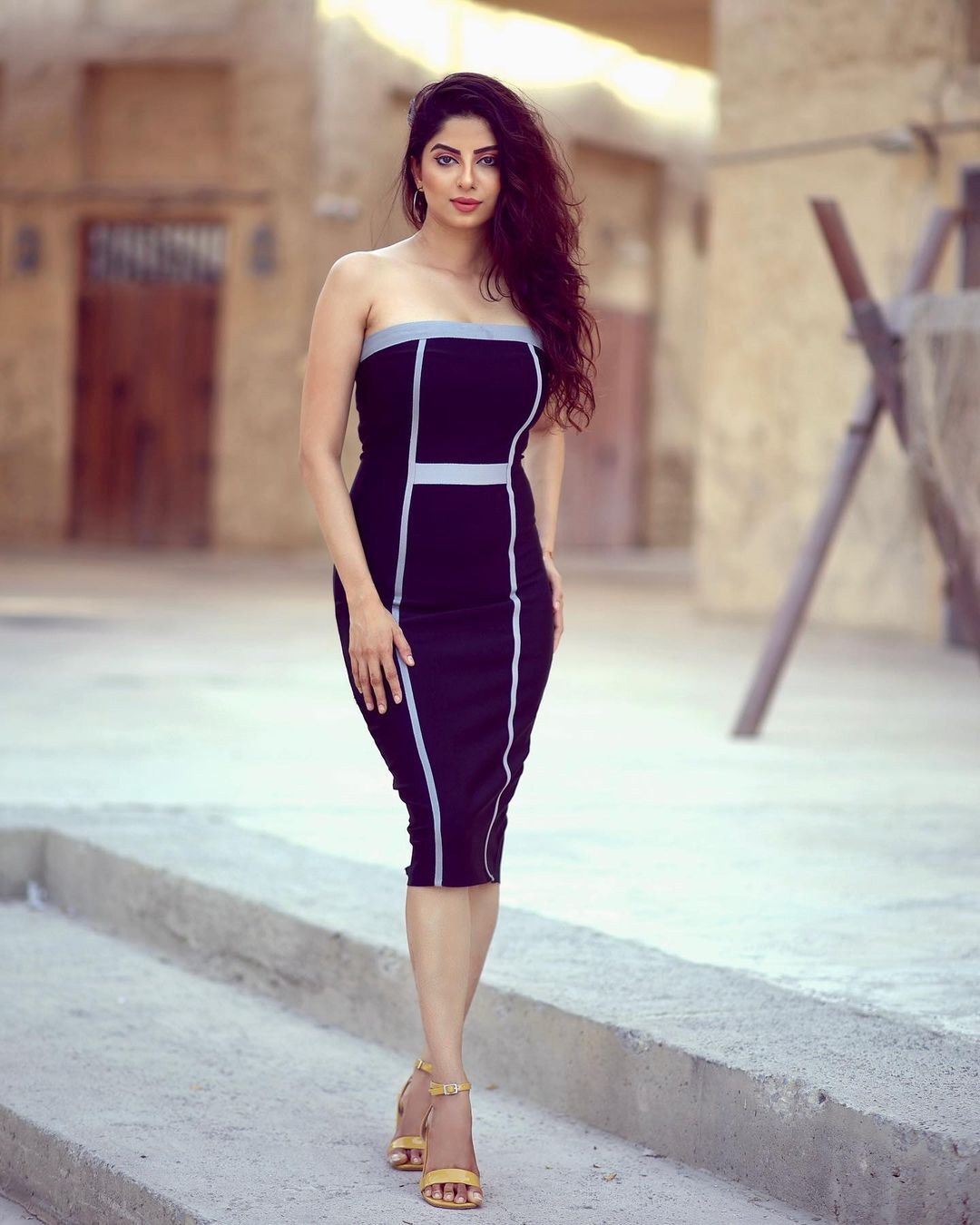 వలపుల వయ్యారాలతో హీటెక్కిస్తున్న ఏక్తా మారు.