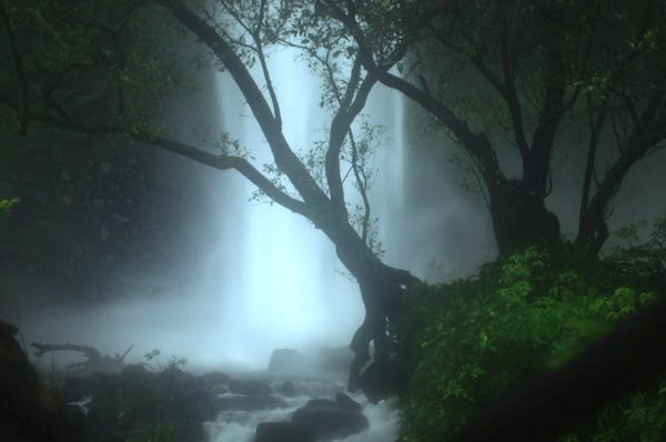 ചാറ്റല്‍ മഴ, ഒരിത്തിരി തണുപ്പ്, സമ്മര്‍ ട്രിപ്പിന് ഇതൊക്കെ കിട്ടിയാലോ? ഇതെല്ലാം ഭൂമിയിലെ ഗന്ധര്‍വലോകം