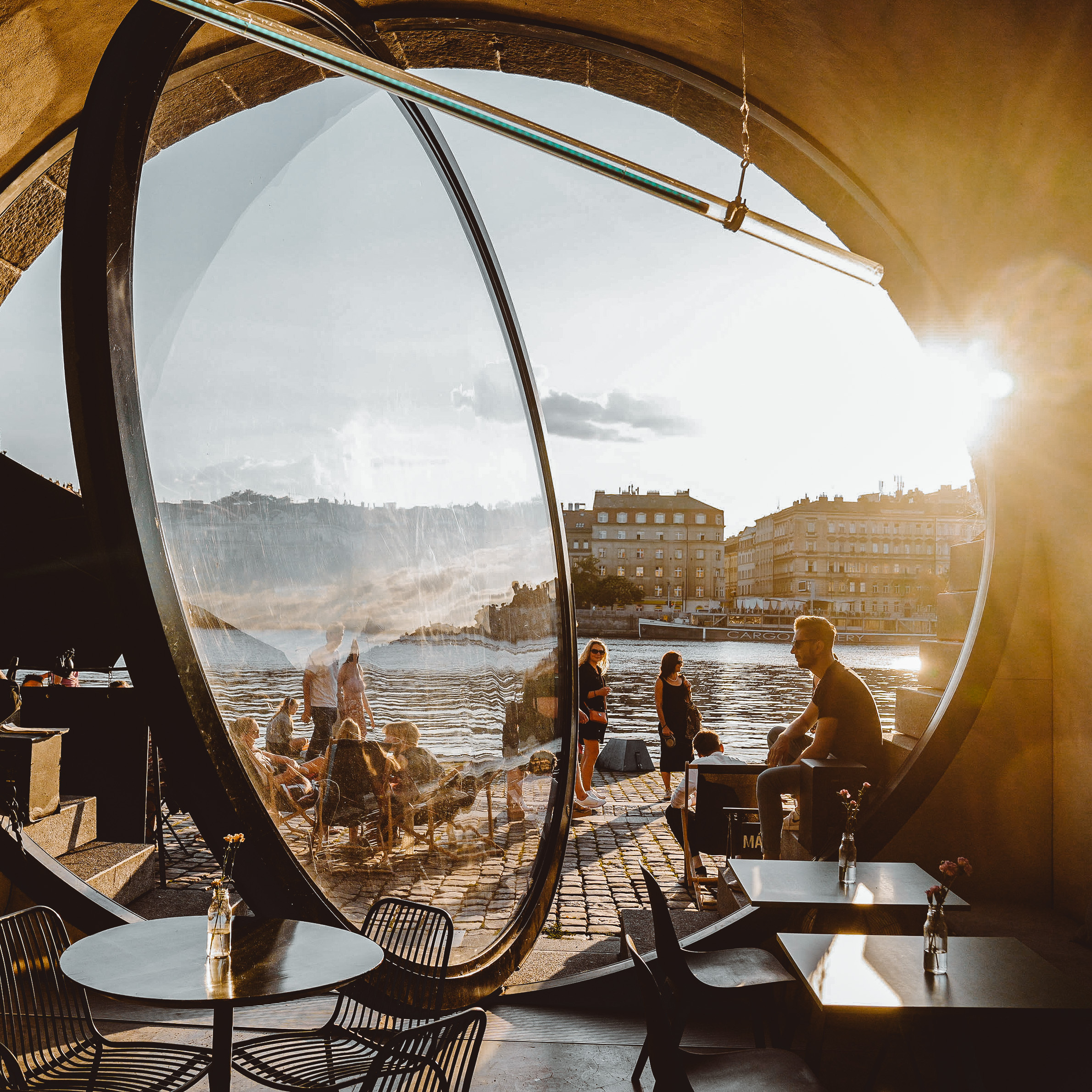 ഇങ്ങനെയുണ്ടോ ഒരു ലുക്ക്: ഒറ്റയ്ക്കല്ല ഫ്രണ്ട്‌സുമായി കണ്ട് നോക്കണം; ക്യാമറ എടുക്കാന്‍ മറക്കല്ലേ!!