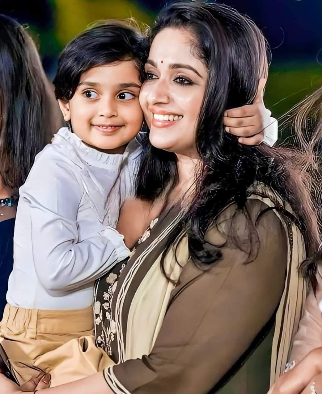 ദിലീപിനും കാവ്യക്കുമൊപ്പം ഇത്തവണ മീനൂട്ടി മാത്രമല്ല  മാമാട്ടിയുമുണ്ട്: വൈറലായി ചിത്രങ്ങള്‍