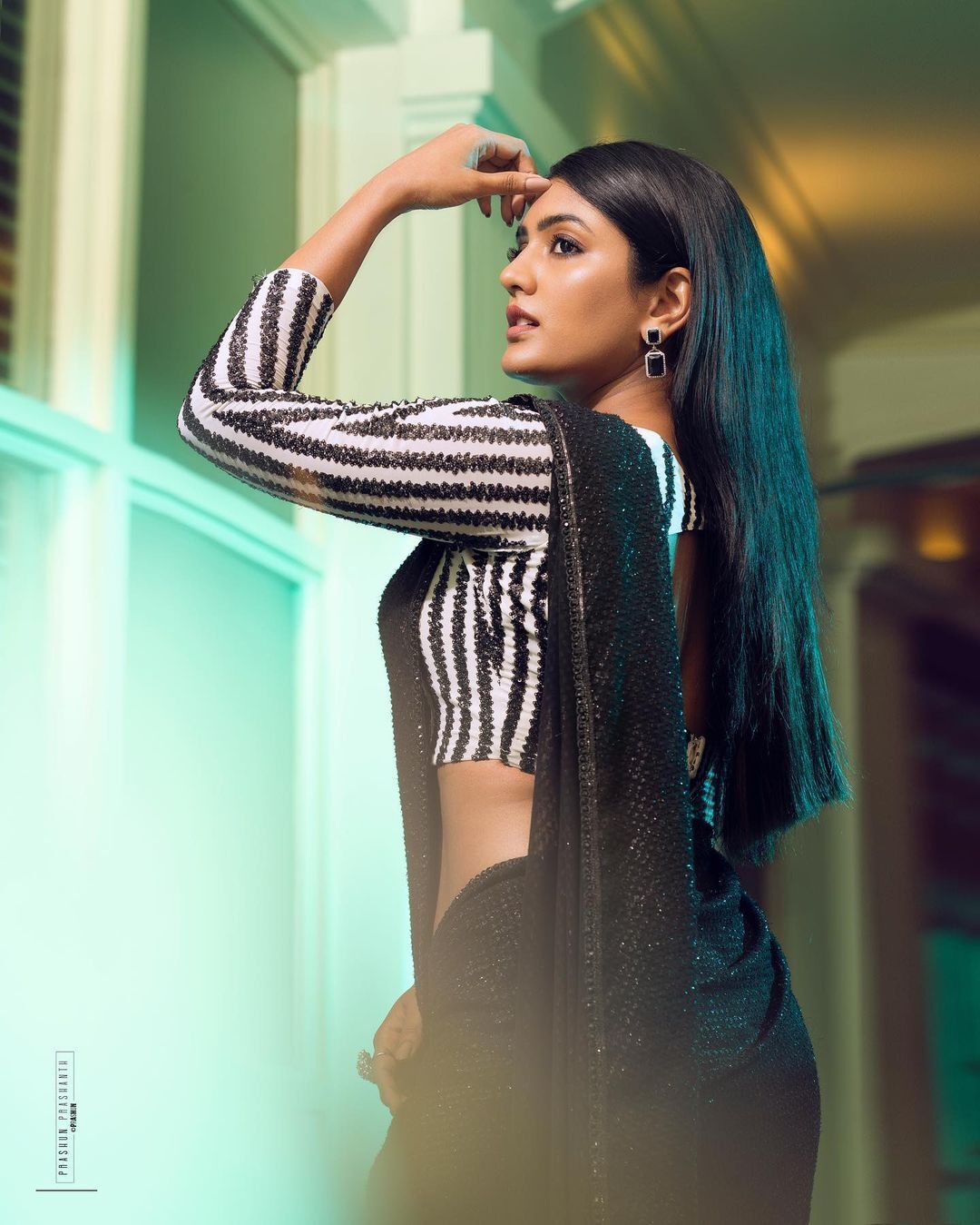 హాట్ స్టిల్స్‌తో రొమాంటిక్ బాణాలు వేస్తున్న ఈషారెబ్బా..!