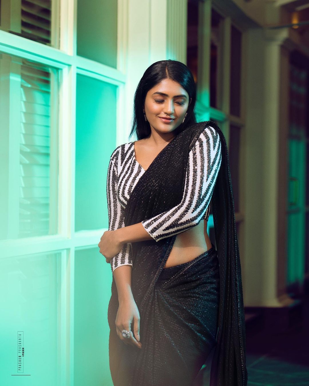 హాట్ స్టిల్స్‌తో రొమాంటిక్ బాణాలు వేస్తున్న ఈషారెబ్బా..!