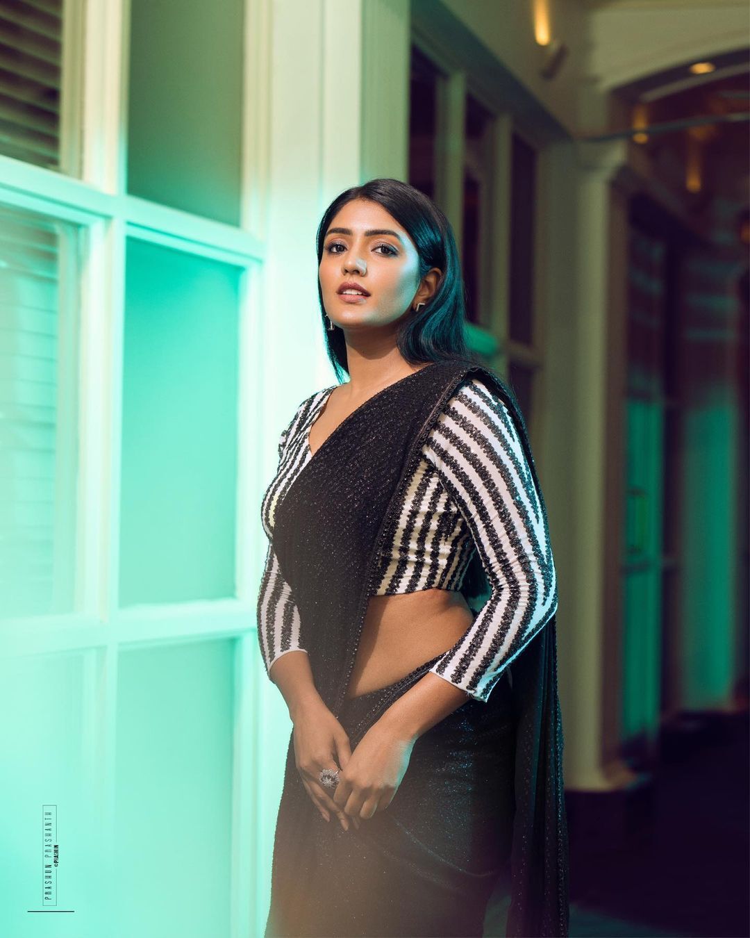 హాట్ స్టిల్స్‌తో రొమాంటిక్ బాణాలు వేస్తున్న ఈషారెబ్బా..!