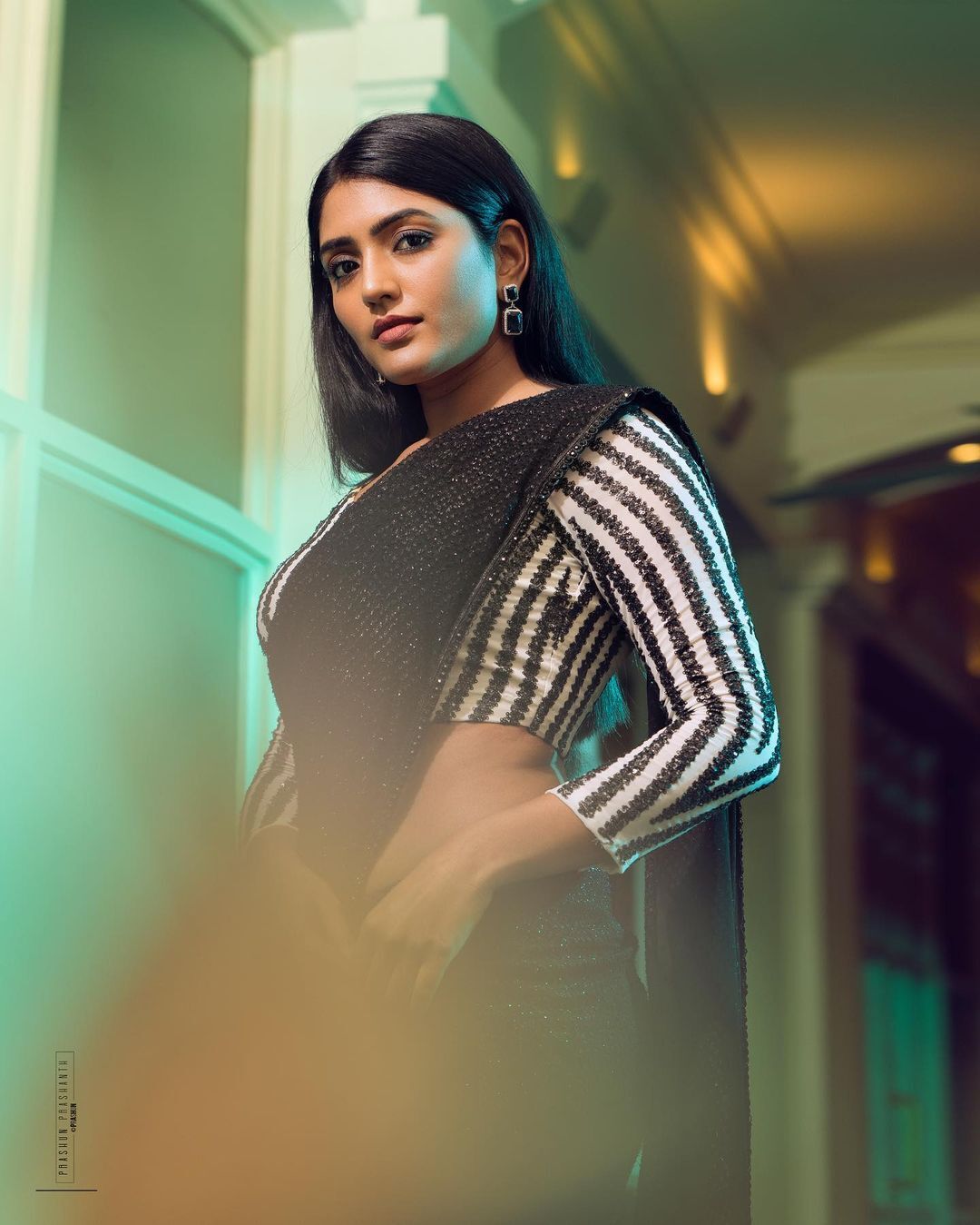 హాట్ స్టిల్స్‌తో రొమాంటిక్ బాణాలు వేస్తున్న ఈషారెబ్బా..!