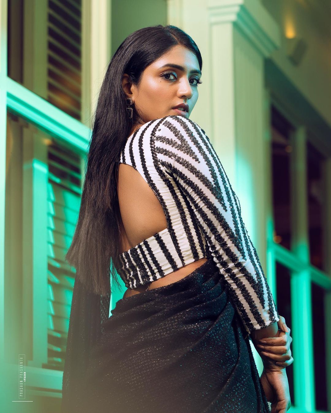 హాట్ స్టిల్స్‌తో రొమాంటిక్ బాణాలు వేస్తున్న ఈషారెబ్బా..!