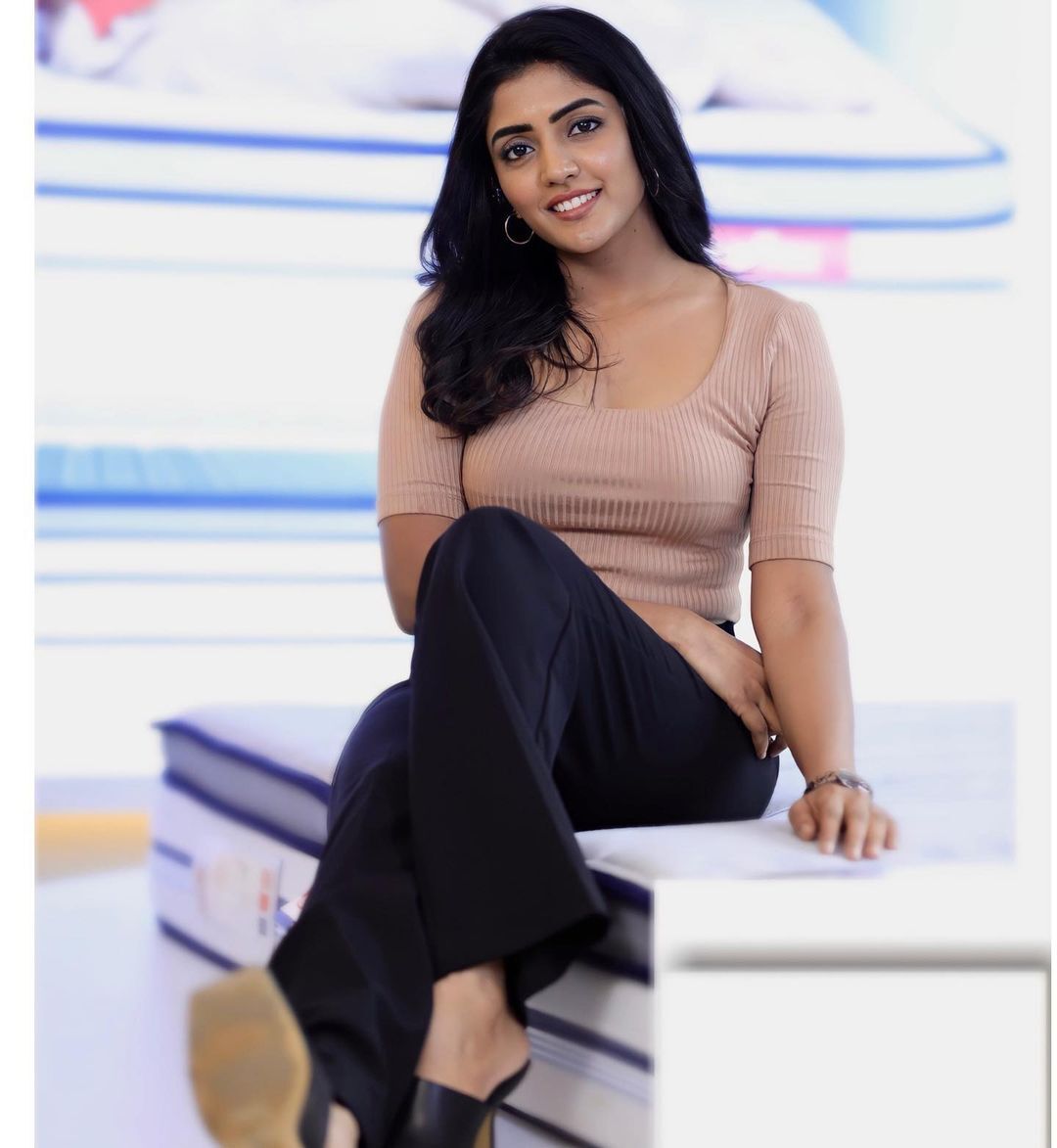 హాట్ స్టిల్స్‌తో రొమాంటిక్ బాణాలు వేస్తున్న ఈషారెబ్బా..!