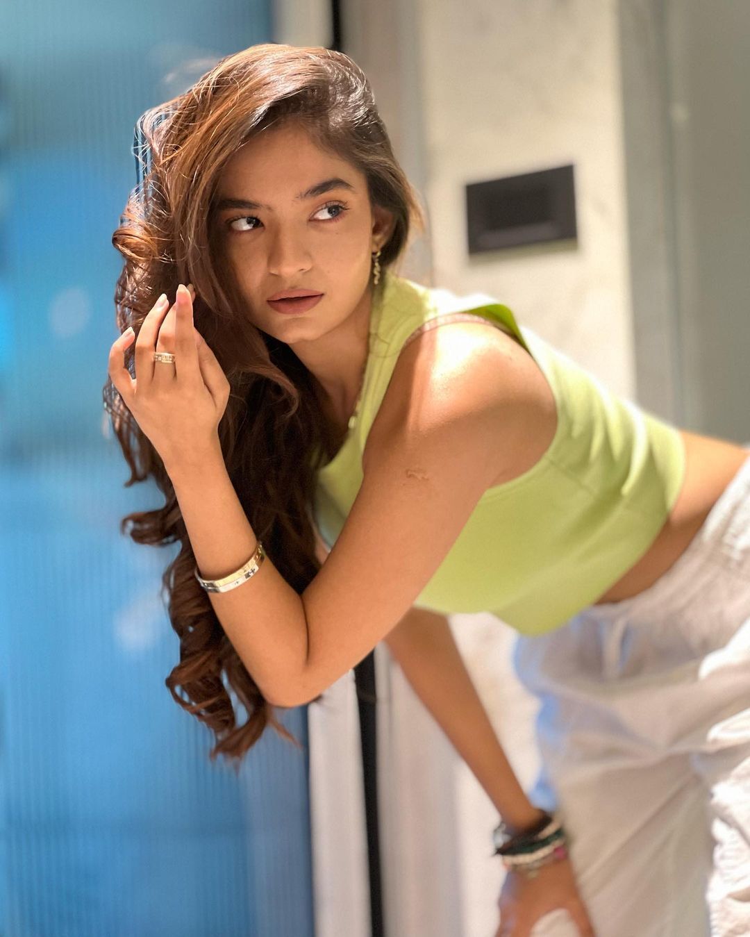 అనుష్క సేన్ అందాల జాతర.. భామ హాట్‌కు కుర్రాళ్లు చిత్తు..!