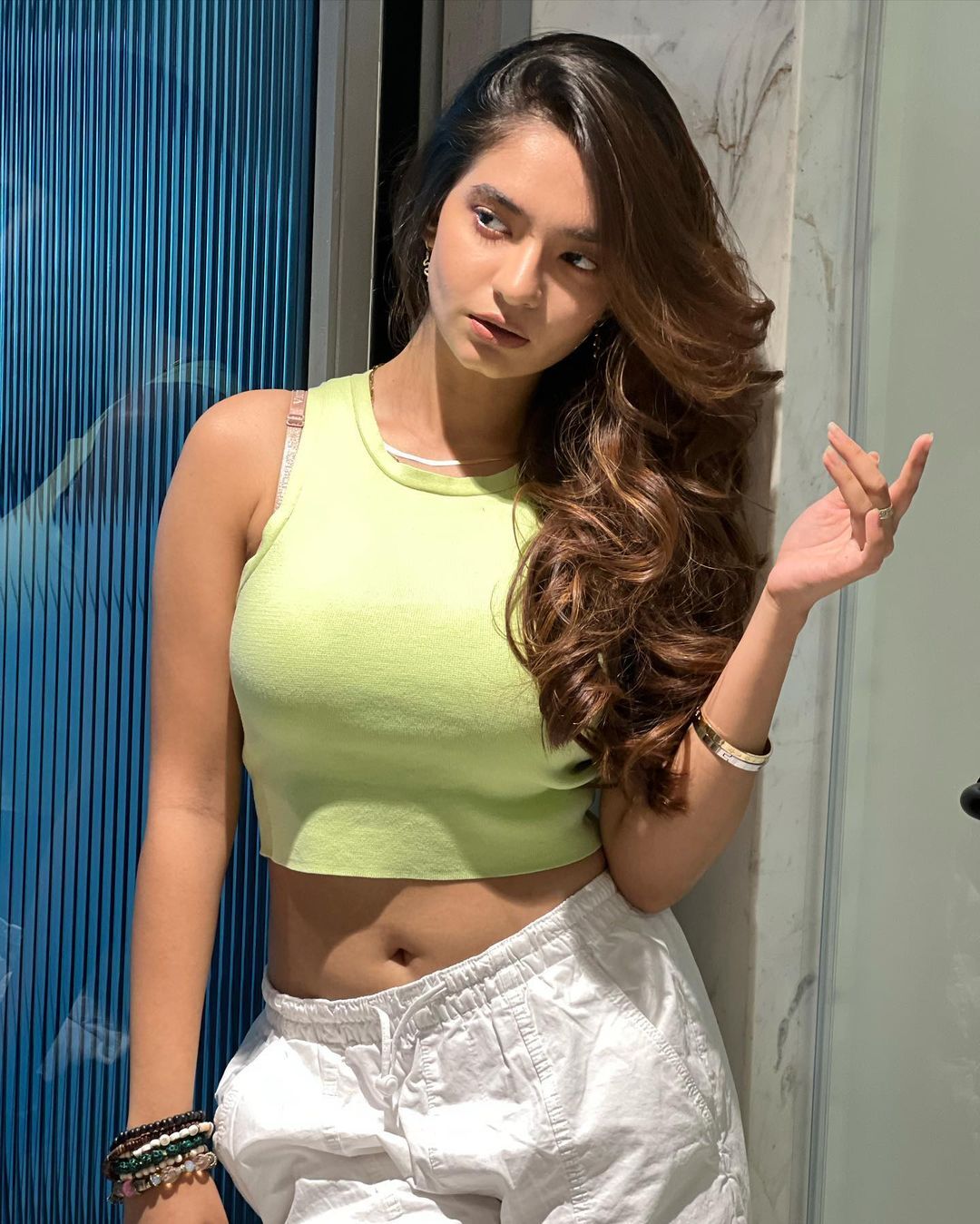 అనుష్క సేన్ అందాల జాతర.. భామ హాట్‌కు కుర్రాళ్లు చిత్తు..!