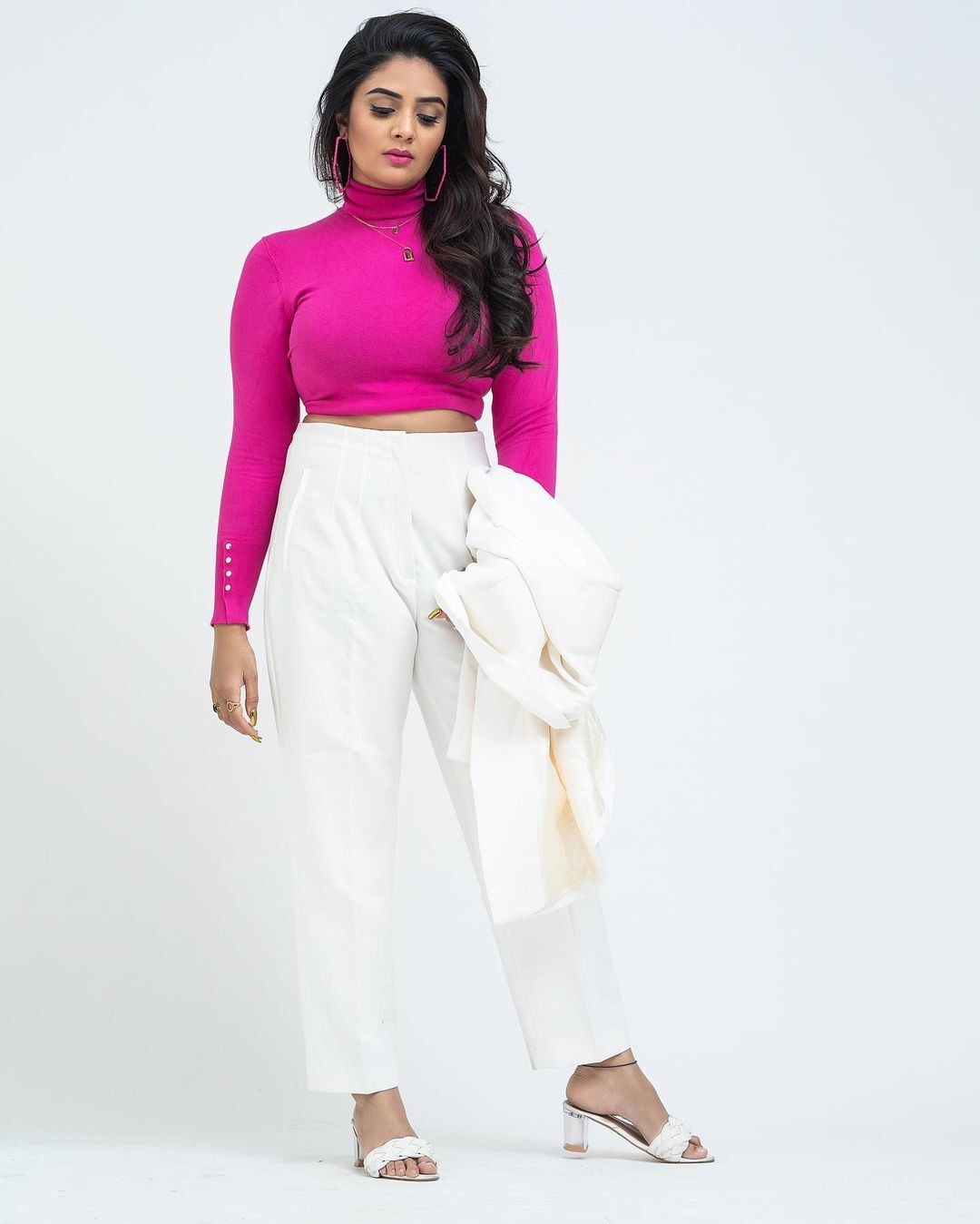 పింక్ డ్రెస్‌లో శ్రీముఖి అందాల విందు..  సొగసులన్నీ వడ్డించేస్తున్న బ్యూటీ..!