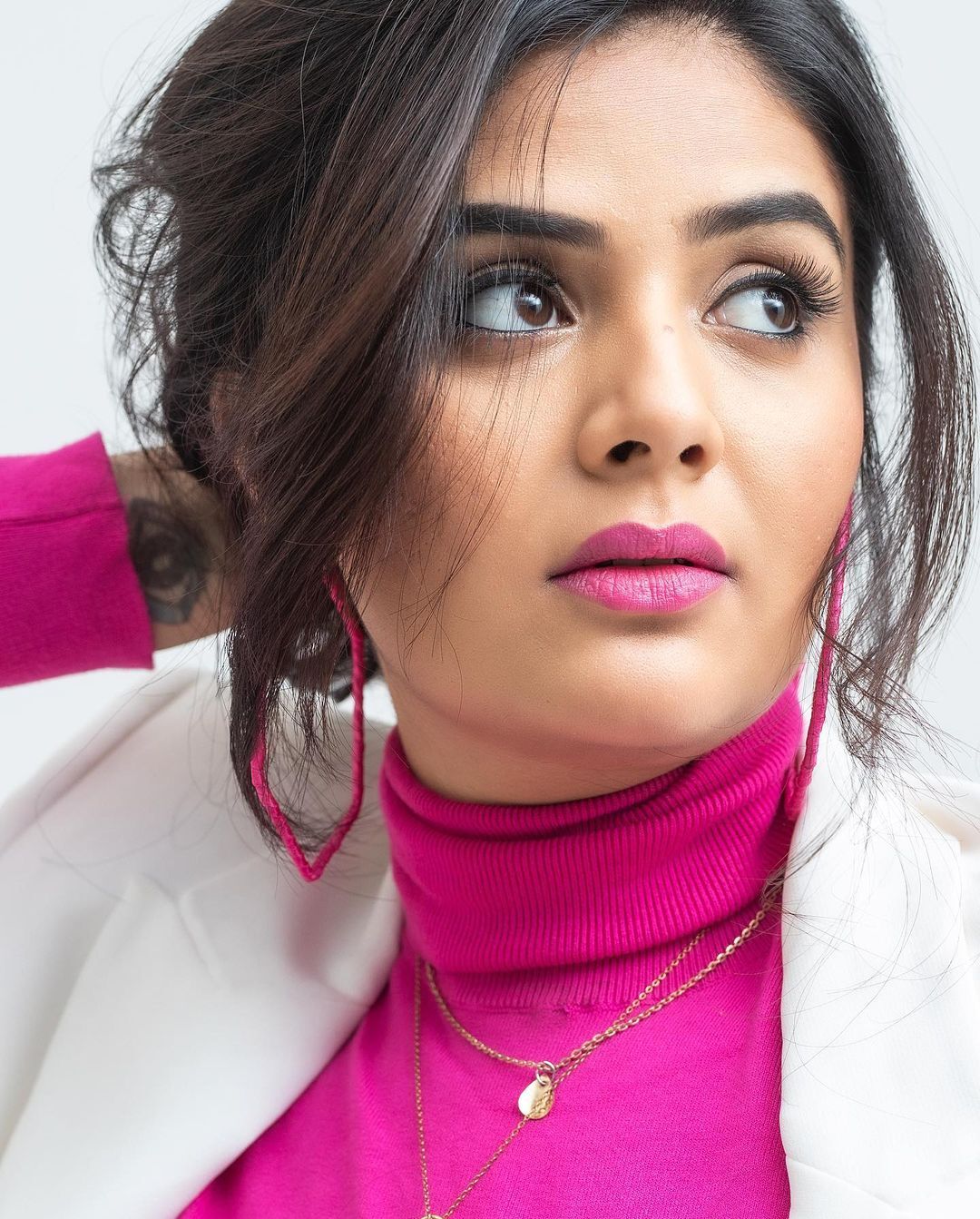 పింక్ డ్రెస్‌లో శ్రీముఖి అందాల విందు..  సొగసులన్నీ వడ్డించేస్తున్న బ్యూటీ..!