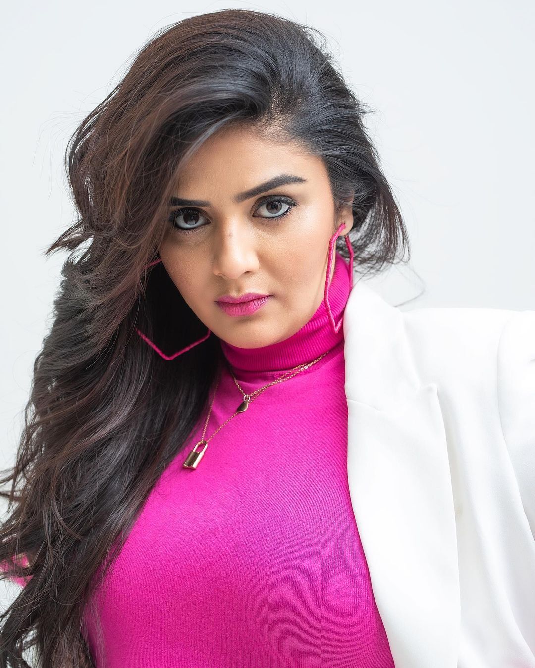 పింక్ డ్రెస్‌లో శ్రీముఖి అందాల విందు..  సొగసులన్నీ వడ్డించేస్తున్న బ్యూటీ..!