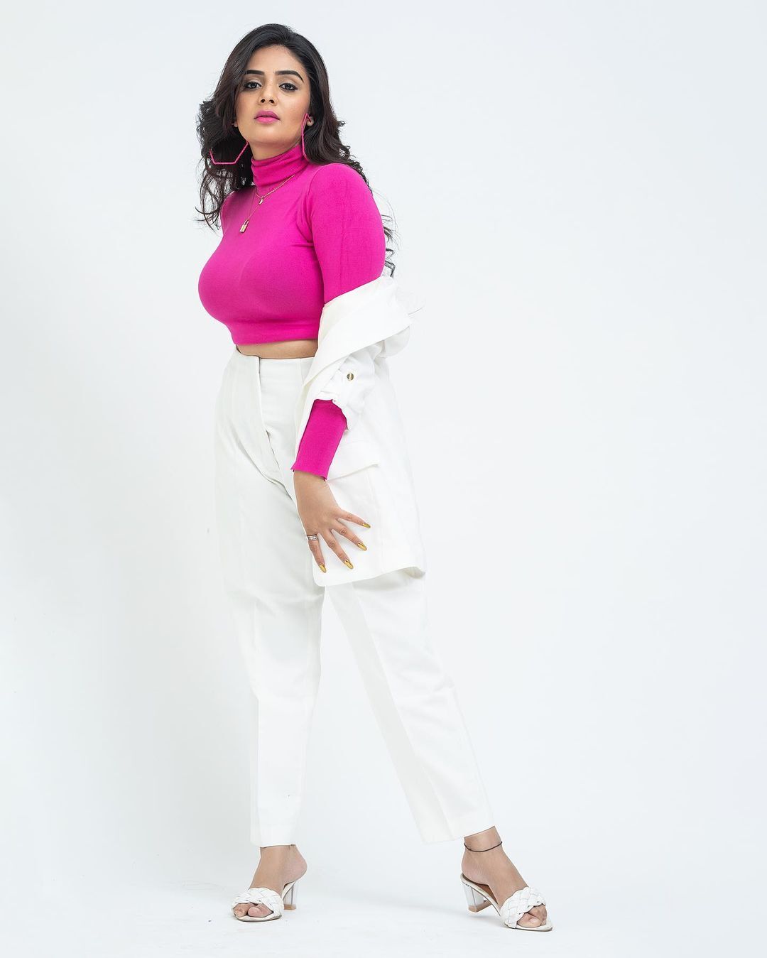 పింక్ డ్రెస్‌లో శ్రీముఖి అందాల విందు..  సొగసులన్నీ వడ్డించేస్తున్న బ్యూటీ..!