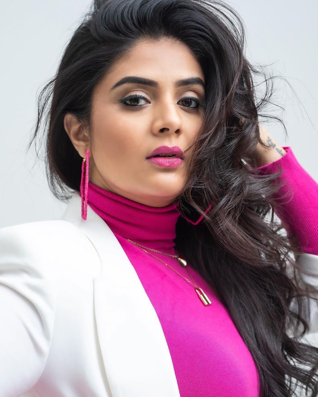 పింక్ డ్రెస్‌లో శ్రీముఖి అందాల విందు..  సొగసులన్నీ వడ్డించేస్తున్న బ్యూటీ..!