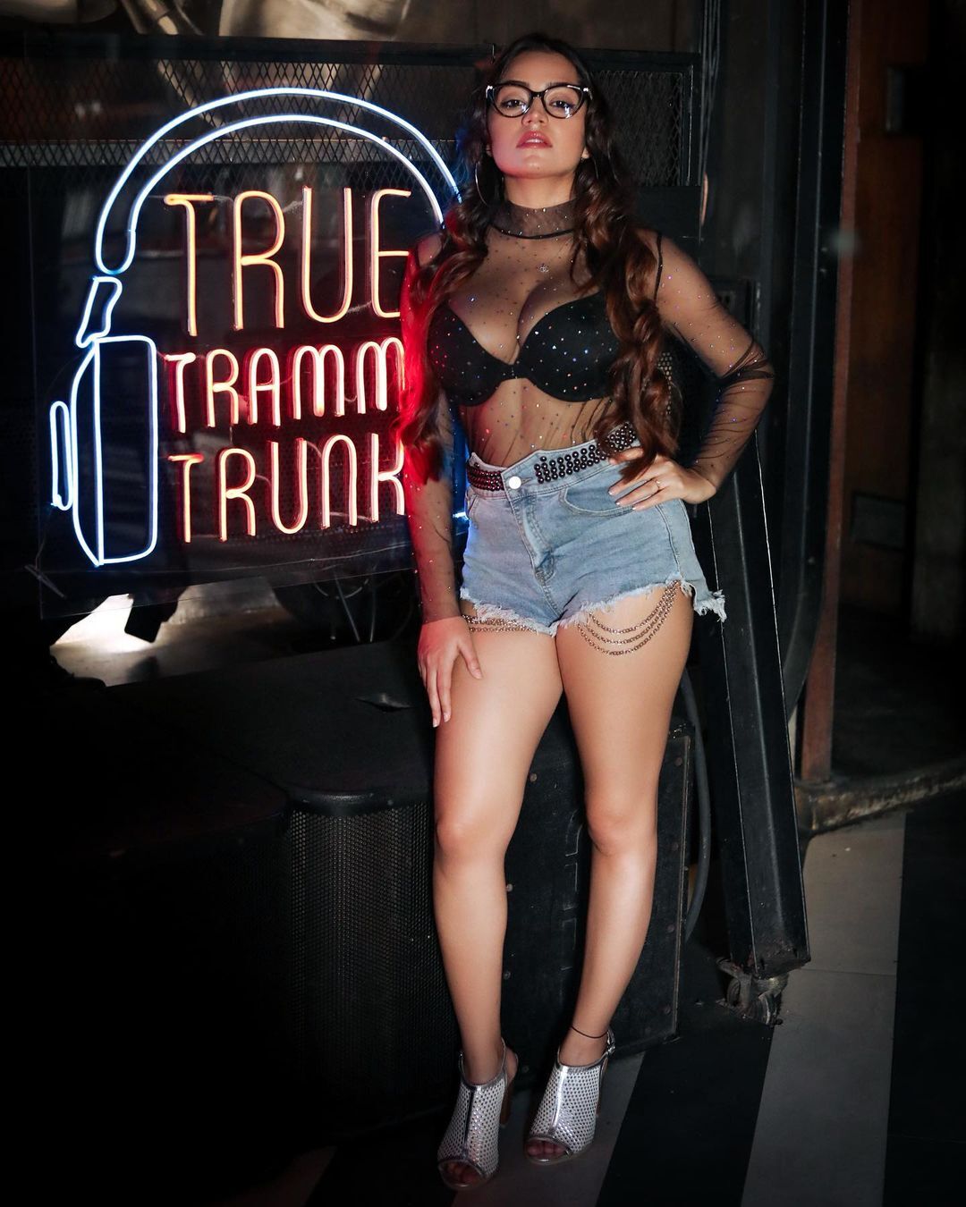 సిమ్రాన్ కౌర్ హాట్ గ్లామర్ షో.. కుర్రకారుకు మత్తెక్కించేస్తుందిలే బ్యూటీ..!