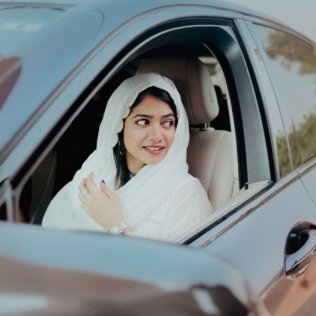 Anarkali Marikar: വെള്ളയിൽ മാലാഖയായി അനാർക്കലി... സ്റ്റൈലൻ ലുക്കിൽ ആരാധകരുടെ മനം മയക്കി നടി