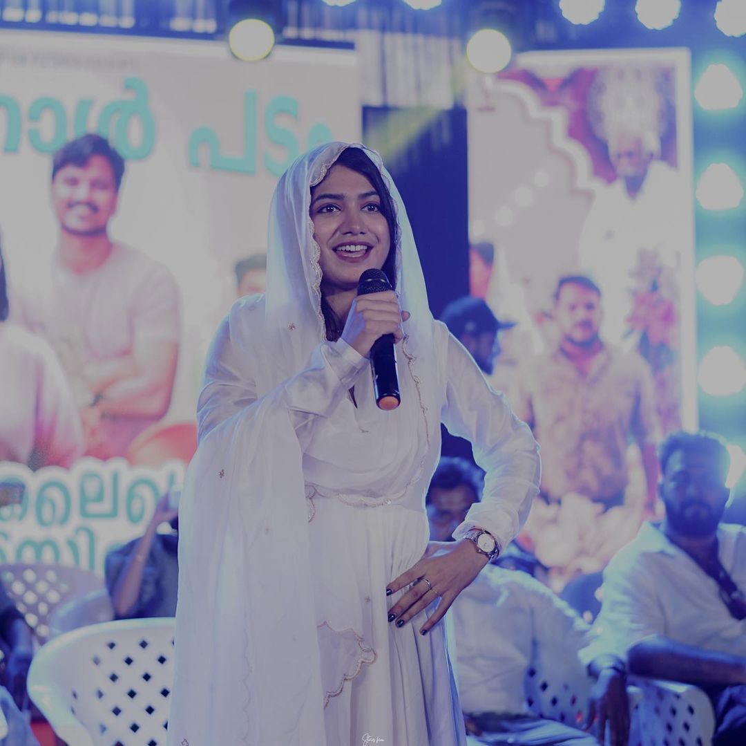 Anarkali Marikar: വെള്ളയിൽ മാലാഖയായി അനാർക്കലി... സ്റ്റൈലൻ ലുക്കിൽ ആരാധകരുടെ മനം മയക്കി നടി
