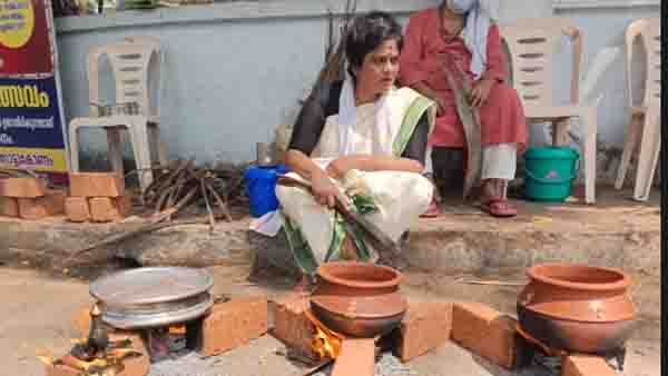 Attukal Pongala: ഇത്തവണയും ചിപ്പി തന്നെ ശ്രദ്ധാകേന്ദ്രം; പൊങ്കാലയര്‍പ്പിച്ച താരങ്ങളെ കണ്ടോ