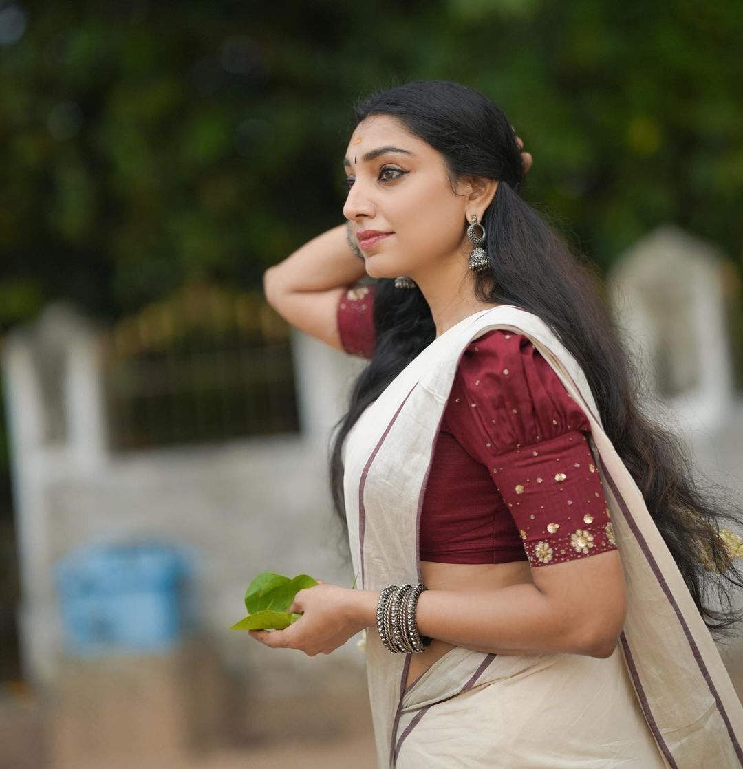 Rithu Manthra: ബോസ് ലേഡി ഇൻ ടൌൺ... സാരിയിൽ പൊളി ലുക്കുമായി ഋതു മന്ത്ര; ഇൻസ്റ്റയിൽ തരംഗമായി പുത്തൻ ഫോട്ടോഷൂട്ട്