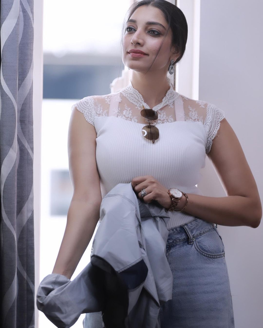 Rithu Manthra: ബോസ് ലേഡി ഇൻ ടൌൺ... സാരിയിൽ പൊളി ലുക്കുമായി ഋതു മന്ത്ര; ഇൻസ്റ്റയിൽ തരംഗമായി പുത്തൻ ഫോട്ടോഷൂട്ട്