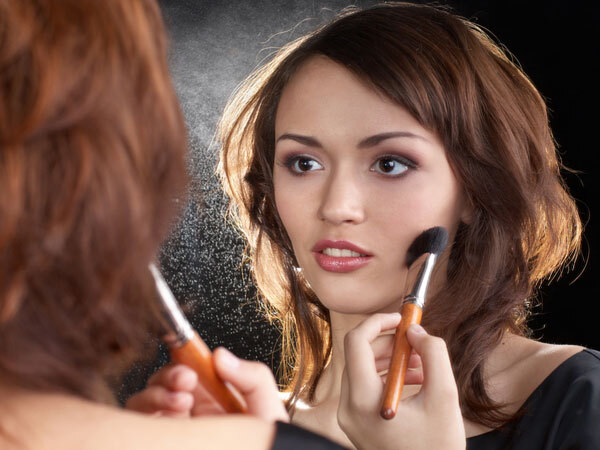 Cleaning Tips: മേക്കപ്പ് കറ വസ്ത്രങ്ങളിലായോ.. പേടി വേണ്ട, പരിഹാരമിതാ