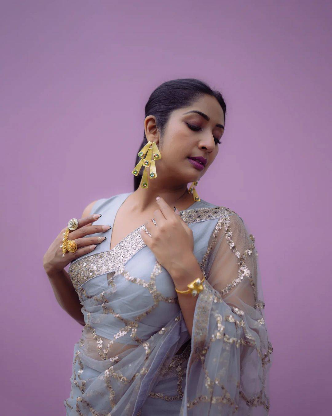 Navya Nair: സൂപ്പർ സ്റ്റൈലൻ ലുക്കുമായി നവ്യ നായർ... ചിത്രത്തിൽ നിന്നും കണ്ണെടുക്കാനാകാതെ ആരാധകർ