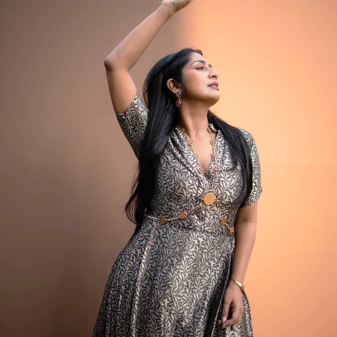 Navya Nair: സൂപ്പർ സ്റ്റൈലൻ ലുക്കുമായി നവ്യ നായർ... ചിത്രത്തിൽ നിന്നും കണ്ണെടുക്കാനാകാതെ ആരാധകർ